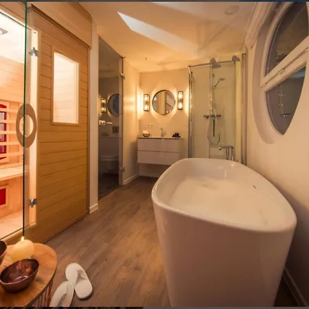 Schwimmendes Seehotel * Elbe-Parey