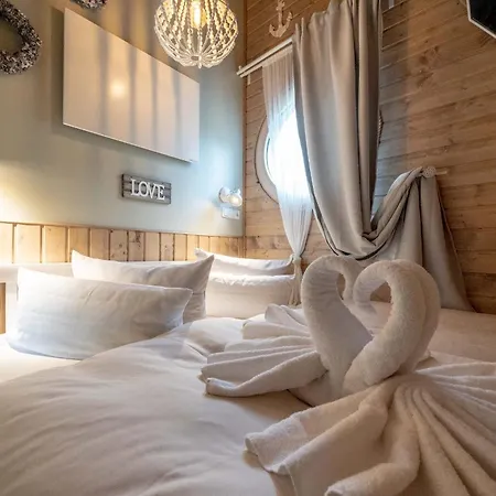 Schwimmendes Seehotel Botel